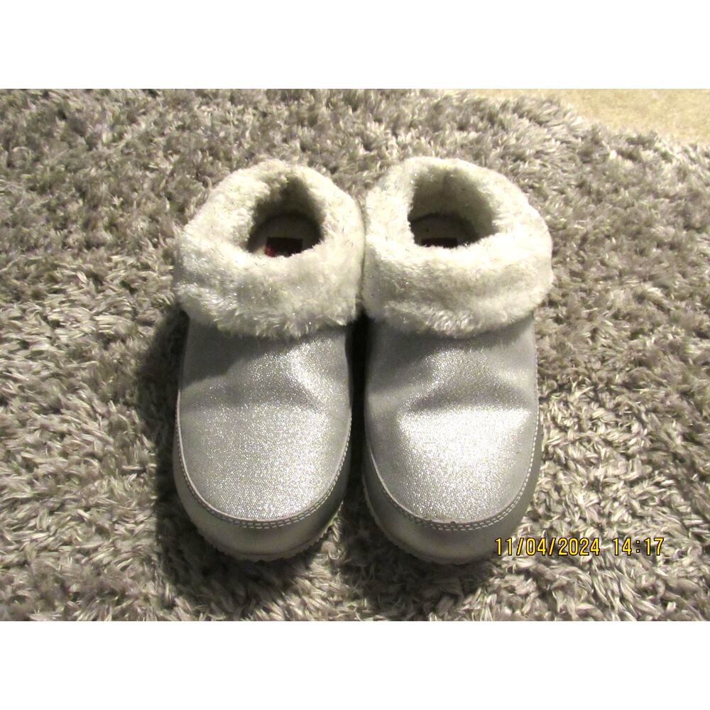 Silver Sorel Slippers – Size 7, Cozy & Stylish